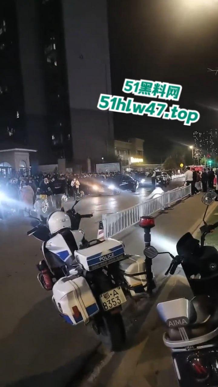 武汉海昌天澜黑箱操作换物业，据悉是两波物业公司抢地盘，一群业主也参与其中堪比古惑仔现场。  第2张