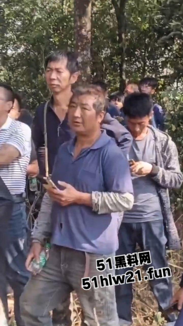 云南保山出租车司机遭乘客劫杀,凶手夺车而逃焚车自杀,嫌犯遗体被村民上山干活时发现。 第4张 云南保山出租车司机遭乘客劫杀,凶手夺车而逃焚车自杀,嫌犯遗体被村民上山干活时发现。 第4张