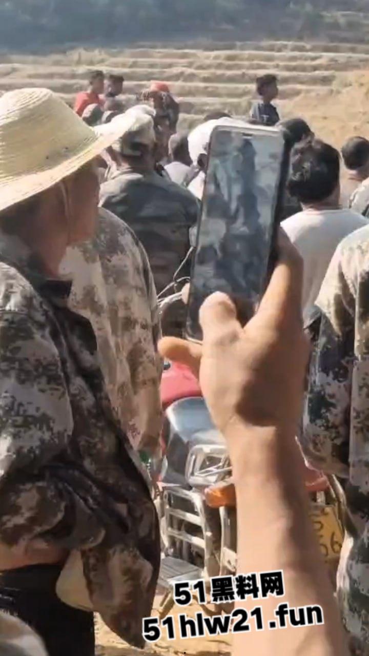 云南保山出租车司机遭乘客劫杀,凶手夺车而逃焚车自杀,嫌犯遗体被村民上山干活时发现。 第5张 云南保山出租车司机遭乘客劫杀,凶手夺车而逃焚车自杀,嫌犯遗体被村民上山干活时发现。 第5张