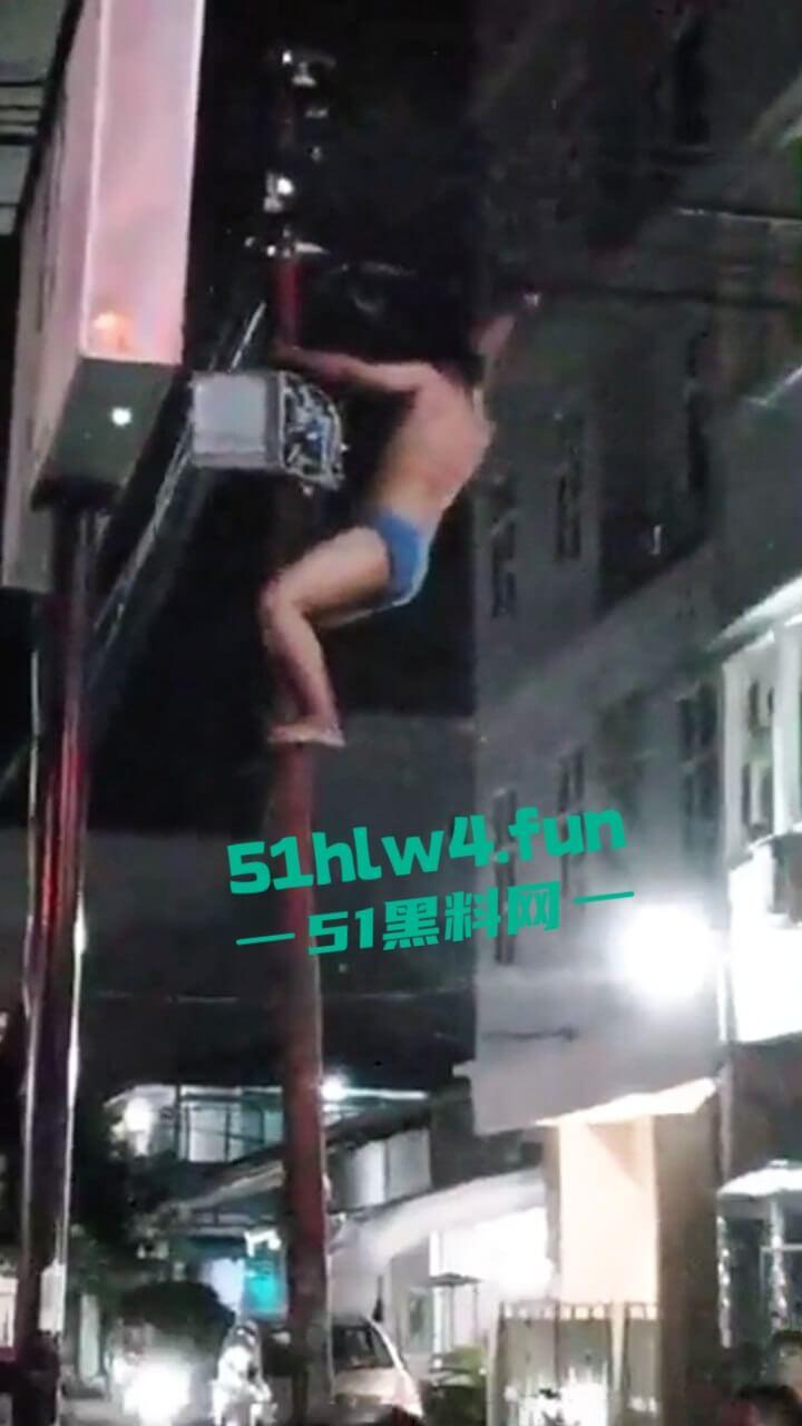 印尼一诈骗公司老板,通过理财诈骗方式骗取当地许多百姓钱财,被抓住后围追堵截,这身手真是了得啊。 第1张 印尼一诈骗公司老板,通过理财诈骗方式骗取当地许多百姓钱财,被抓住后围追堵截,这身手真是了得啊。 第1张