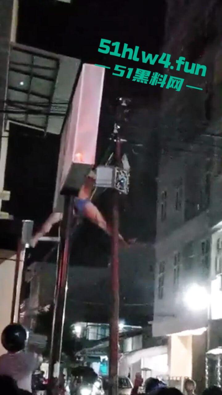 印尼一诈骗公司老板,通过理财诈骗方式骗取当地许多百姓钱财,被抓住后围追堵截,这身手真是了得啊。 第2张 印尼一诈骗公司老板,通过理财诈骗方式骗取当地许多百姓钱财,被抓住后围追堵截,这身手真是了得啊。 第2张