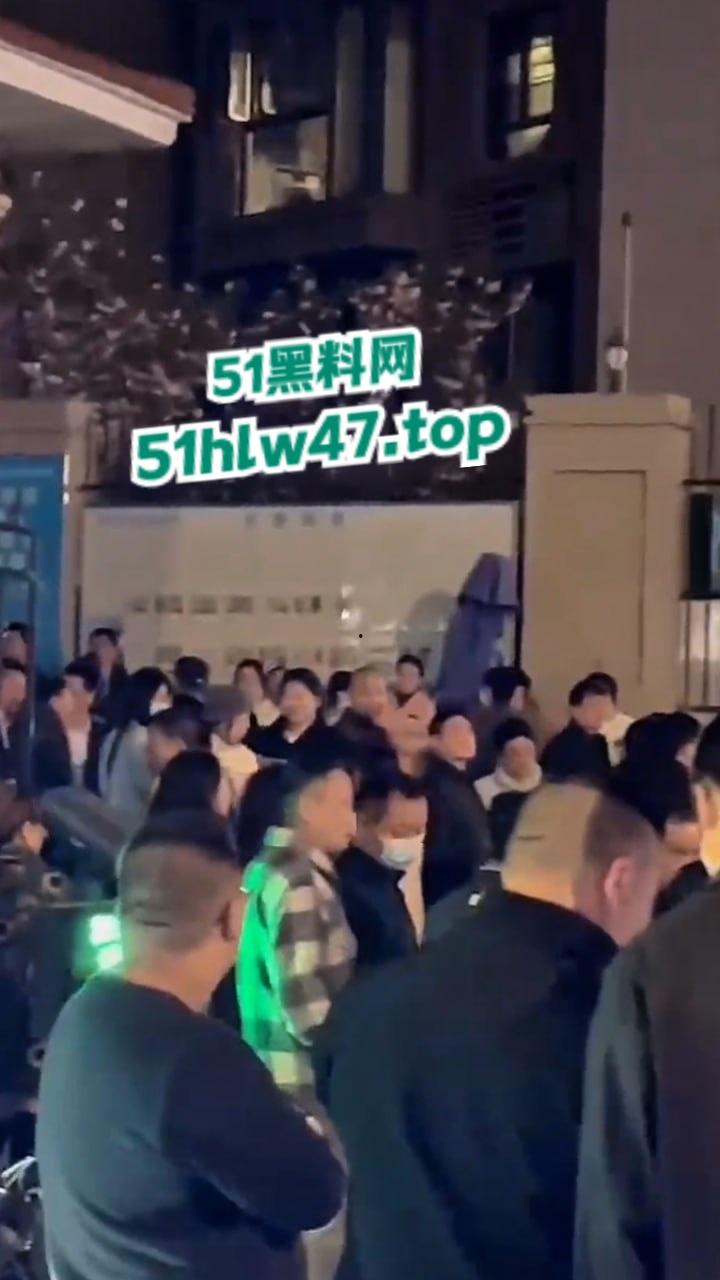 武汉海昌天澜黑箱操作换物业，据悉是两波物业公司抢地盘，一群业主也参与其中堪比古惑仔现场。  第5张