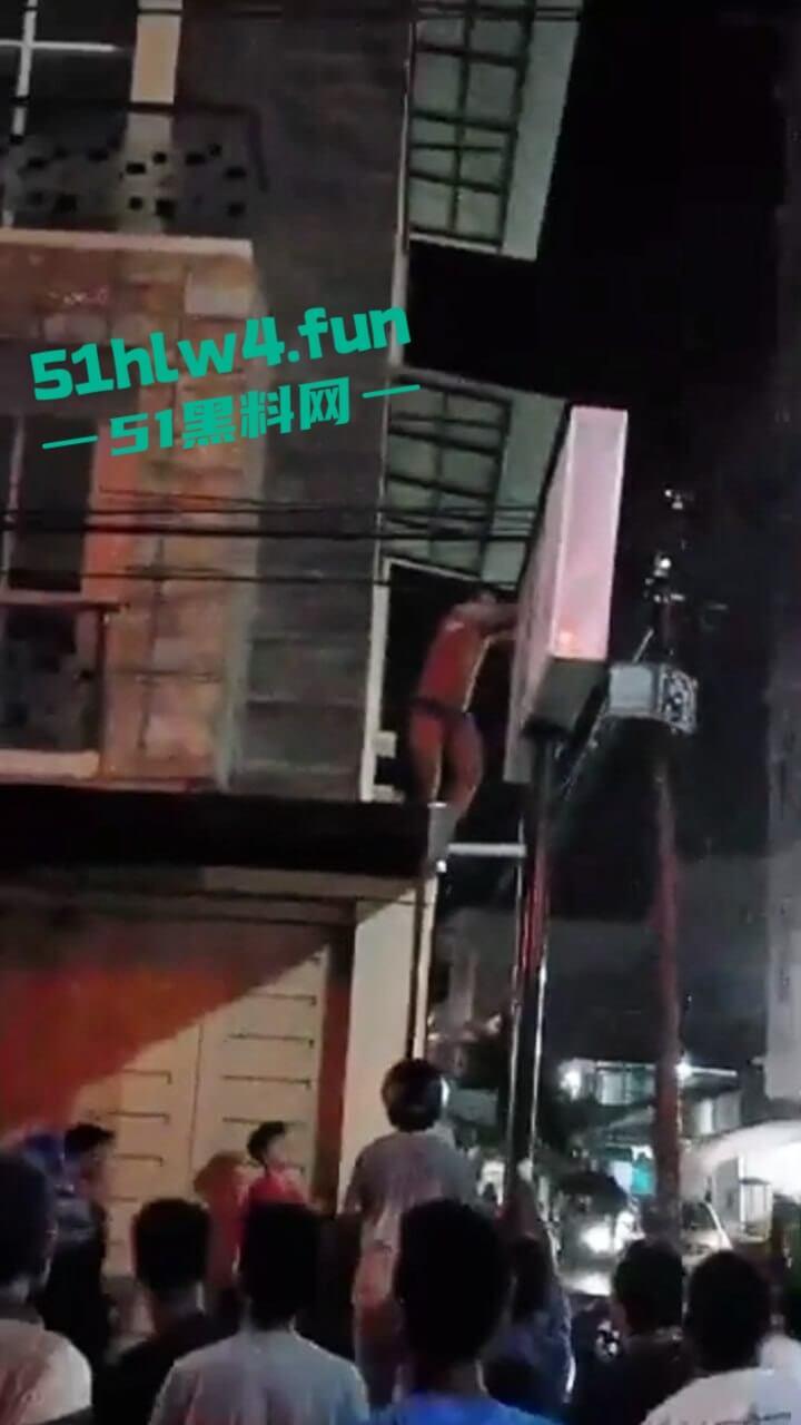 印尼一诈骗公司老板,通过理财诈骗方式骗取当地许多百姓钱财,被抓住后围追堵截,这身手真是了得啊。 第3张 印尼一诈骗公司老板,通过理财诈骗方式骗取当地许多百姓钱财,被抓住后围追堵截,这身手真是了得啊。 第3张