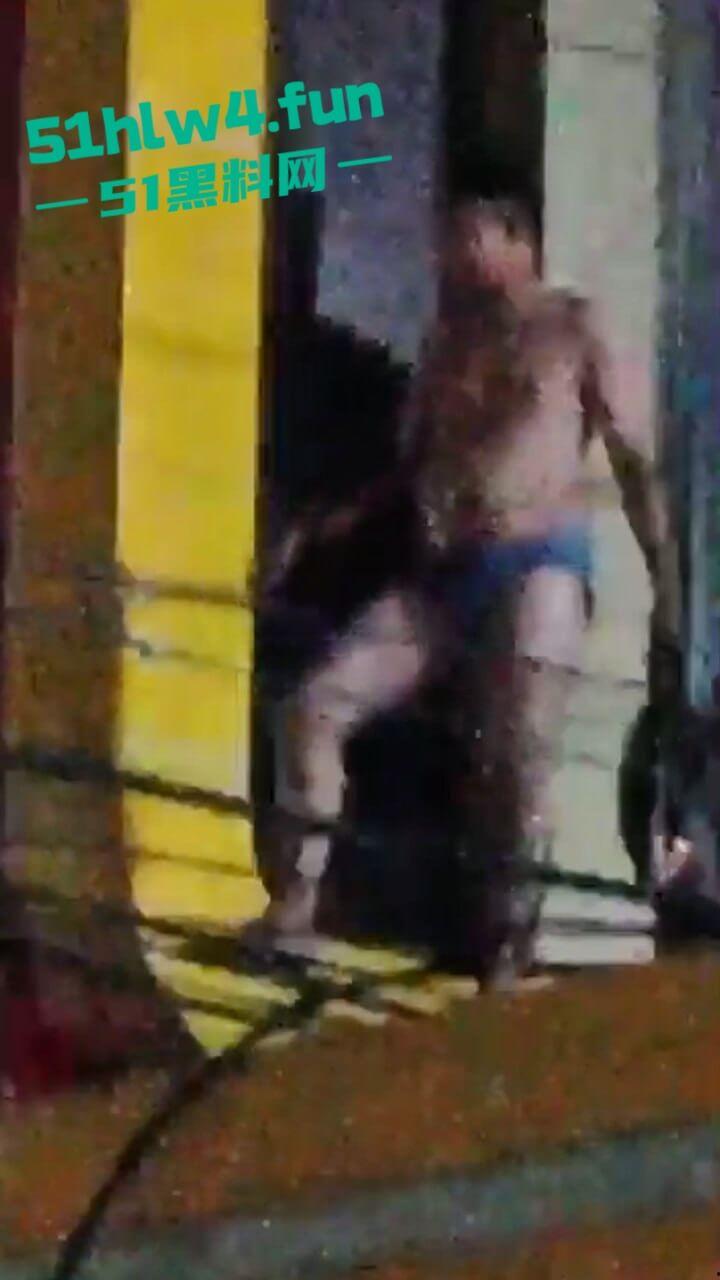 印尼一诈骗公司老板,通过理财诈骗方式骗取当地许多百姓钱财,被抓住后围追堵截,这身手真是了得啊。 第4张 印尼一诈骗公司老板,通过理财诈骗方式骗取当地许多百姓钱财,被抓住后围追堵截,这身手真是了得啊。 第4张