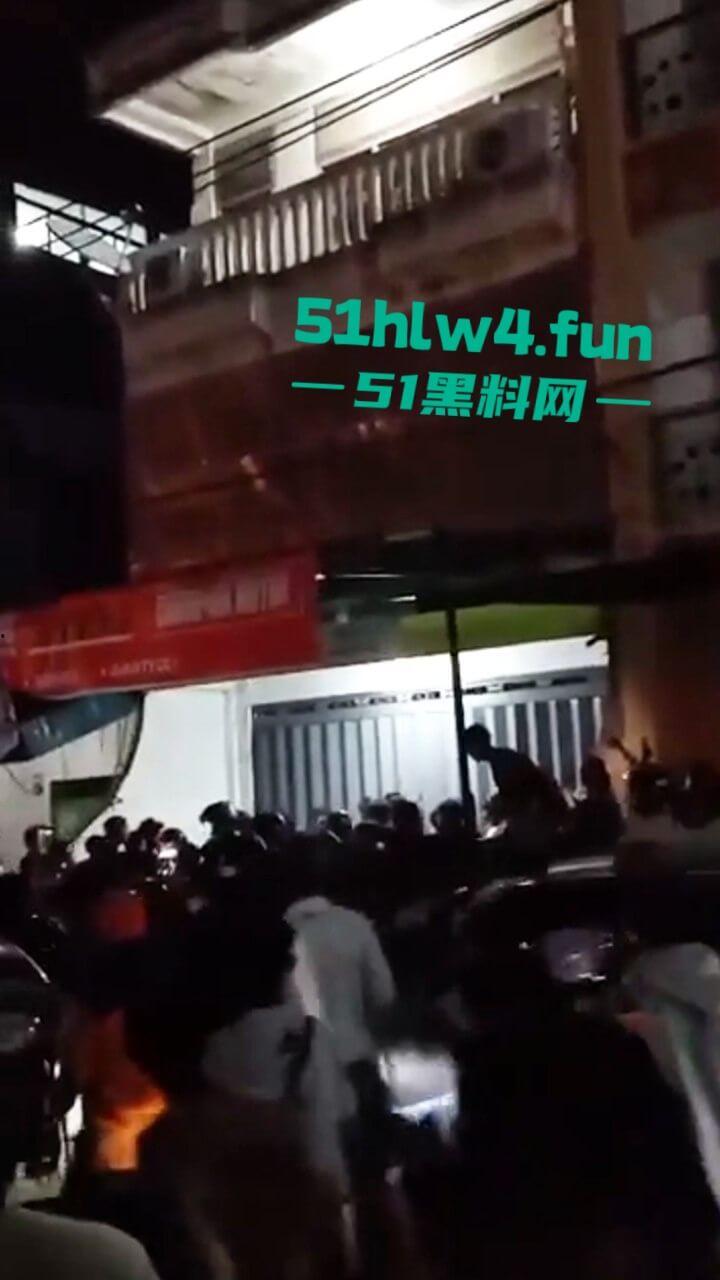 印尼一诈骗公司老板,通过理财诈骗方式骗取当地许多百姓钱财,被抓住后围追堵截,这身手真是了得啊。 第5张 印尼一诈骗公司老板,通过理财诈骗方式骗取当地许多百姓钱财,被抓住后围追堵截,这身手真是了得啊。 第5张