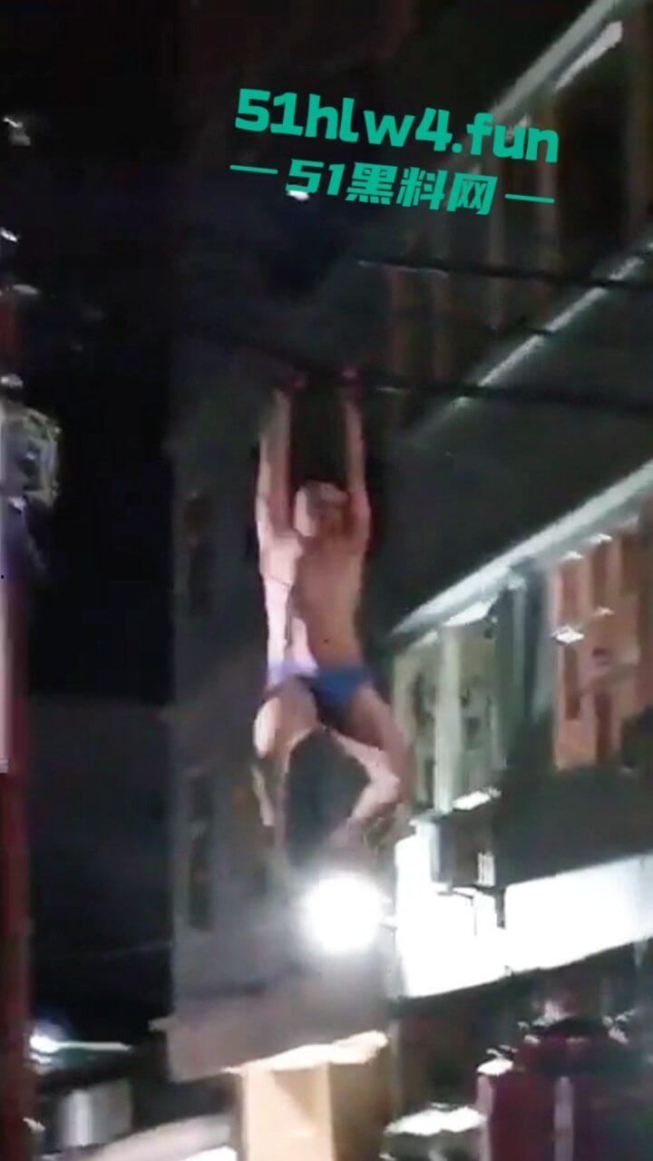 印尼一诈骗公司老板,通过理财诈骗方式骗取当地许多百姓钱财,被抓住后围追堵截,这身手真是了得啊。 第6张 印尼一诈骗公司老板,通过理财诈骗方式骗取当地许多百姓钱财,被抓住后围追堵截,这身手真是了得啊。 第6张