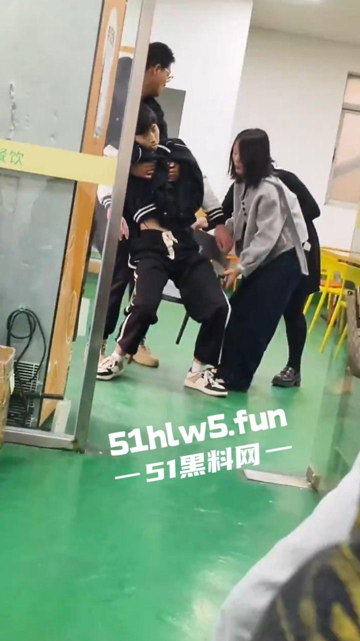 广东深圳安费诺电子厂，少年员工突然晕倒嘴唇发白面无血色，资本的压榨还真是狠啊。  第1张