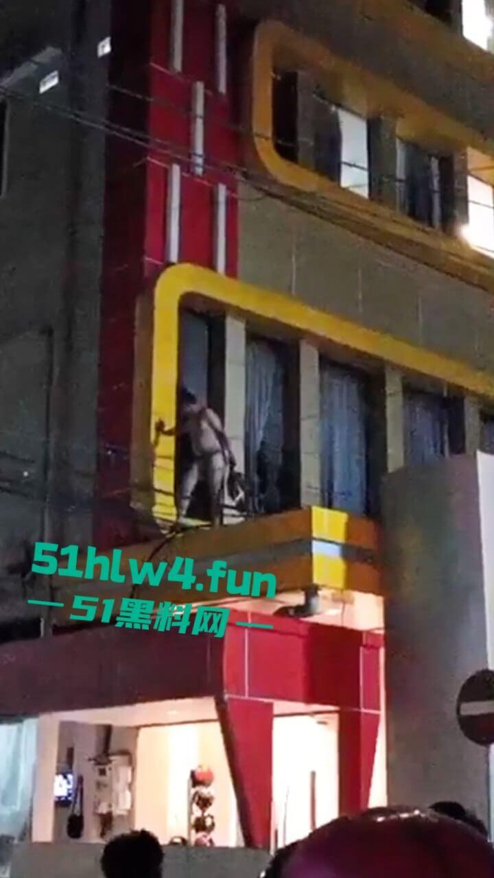 印尼一诈骗公司老板,通过理财诈骗方式骗取当地许多百姓钱财,被抓住后围追堵截,这身手真是了得啊。 第7张 印尼一诈骗公司老板,通过理财诈骗方式骗取当地许多百姓钱财,被抓住后围追堵截,这身手真是了得啊。 第7张