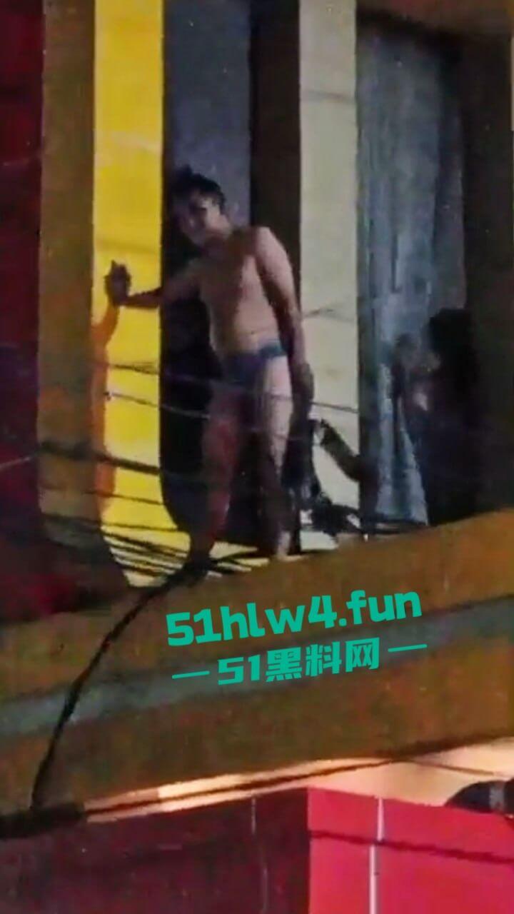 印尼一诈骗公司老板,通过理财诈骗方式骗取当地许多百姓钱财,被抓住后围追堵截,这身手真是了得啊。 第8张 印尼一诈骗公司老板,通过理财诈骗方式骗取当地许多百姓钱财,被抓住后围追堵截,这身手真是了得啊。 第8张