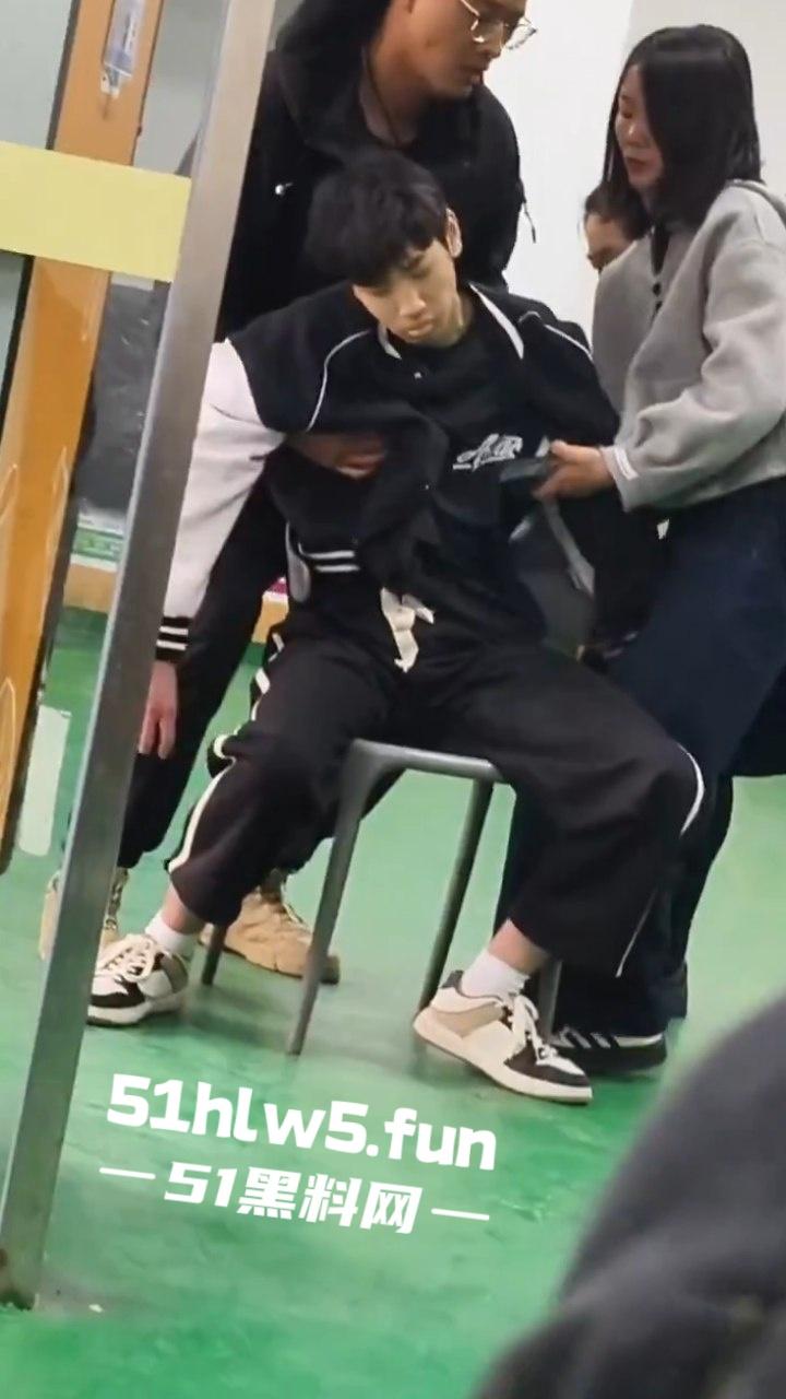 广东深圳安费诺电子厂，少年员工突然晕倒嘴唇发白面无血色，资本的压榨还真是狠啊。  第2张