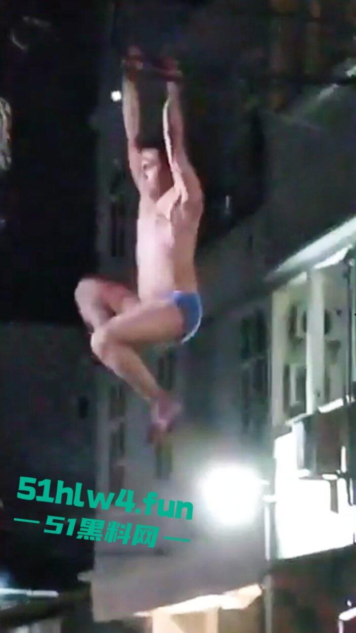 印尼一诈骗公司老板,通过理财诈骗方式骗取当地许多百姓钱财,被抓住后围追堵截,这身手真是了得啊。 第9张 印尼一诈骗公司老板,通过理财诈骗方式骗取当地许多百姓钱财,被抓住后围追堵截,这身手真是了得啊。 第9张