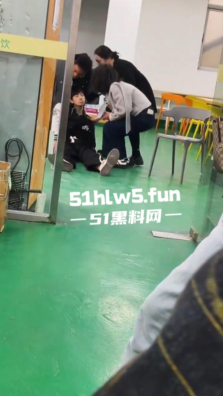 广东深圳安费诺电子厂，少年员工突然晕倒嘴唇发白面无血色，资本的压榨还真是狠啊。  第3张