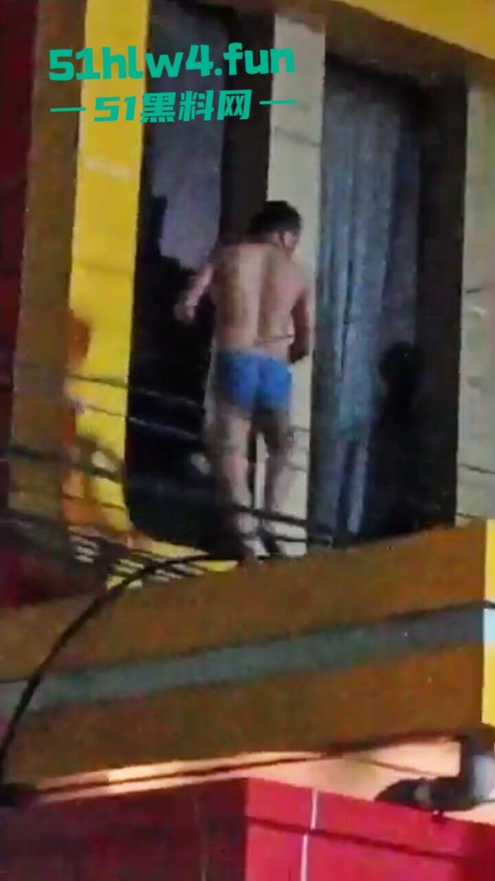 印尼一诈骗公司老板,通过理财诈骗方式骗取当地许多百姓钱财,被抓住后围追堵截,这身手真是了得啊。 第10张 印尼一诈骗公司老板,通过理财诈骗方式骗取当地许多百姓钱财,被抓住后围追堵截,这身手真是了得啊。 第10张