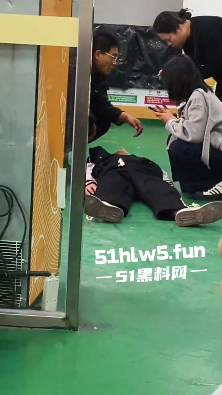 广东深圳安费诺电子厂，少年员工突然晕倒嘴唇发白面无血色，资本的压榨还真是狠啊。  第4张