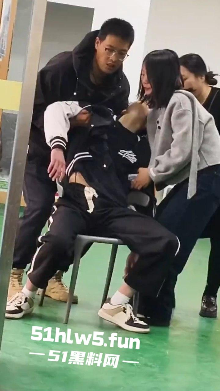 广东深圳安费诺电子厂，少年员工突然晕倒嘴唇发白面无血色，资本的压榨还真是狠啊。  第6张