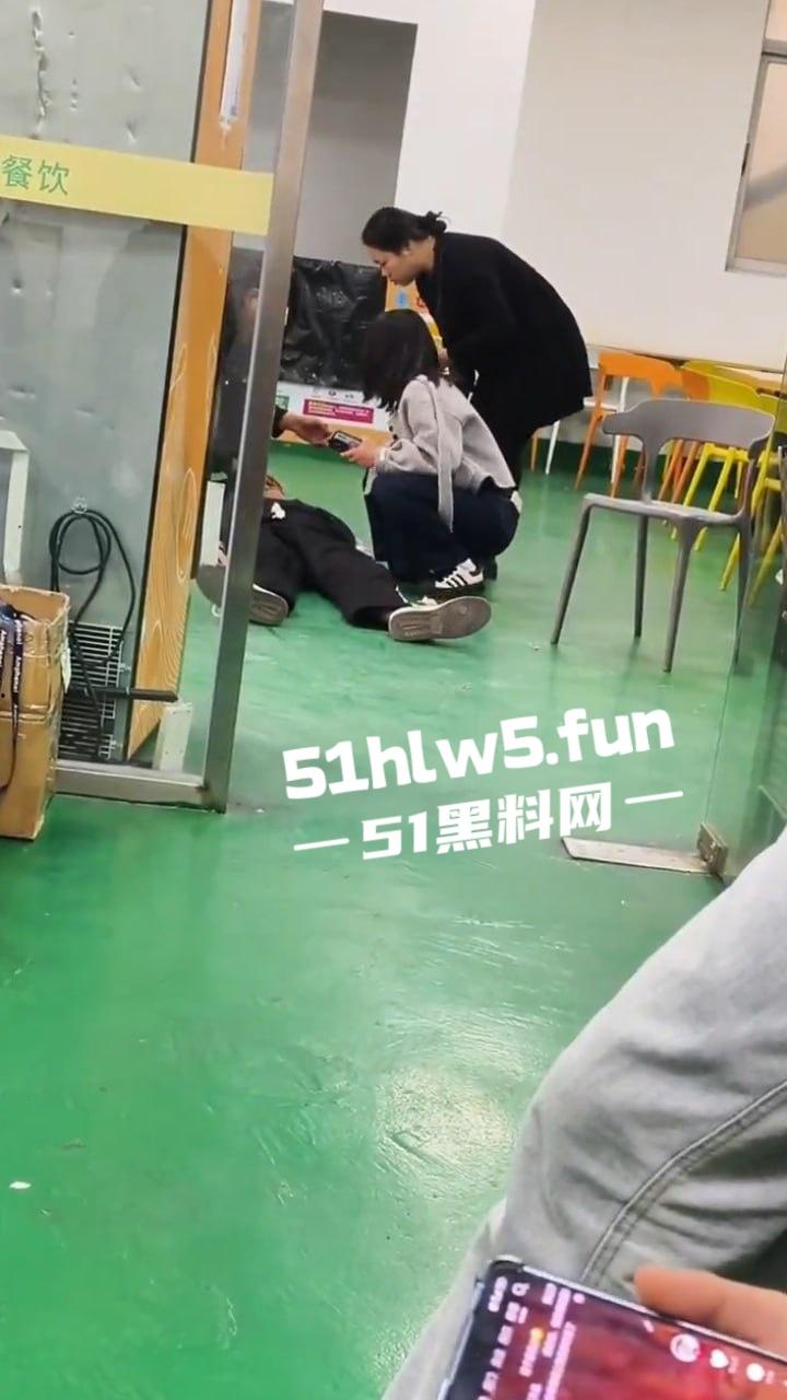 广东深圳安费诺电子厂，少年员工突然晕倒嘴唇发白面无血色，资本的压榨还真是狠啊。  第7张