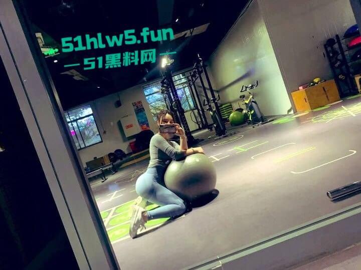 母子乱伦系列,儿子以不参加考试威胁亲妈给自己口交,骚妈性欲上头骑乘儿子肉棒被大力内射! 第4张 母子乱伦系列,儿子以不参加考试威胁亲妈给自己口交,骚妈性欲上头骑乘儿子肉棒被大力内射! 第4张