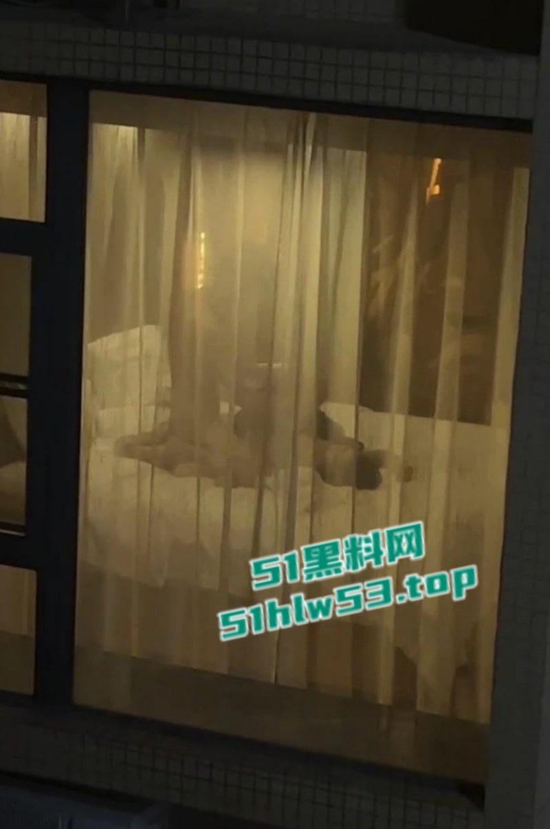 饥渴情侣隔窗激情交合，多体位打桩遭偷拍，妹子身材超火辣，观众比当事人还激动！  第1张
