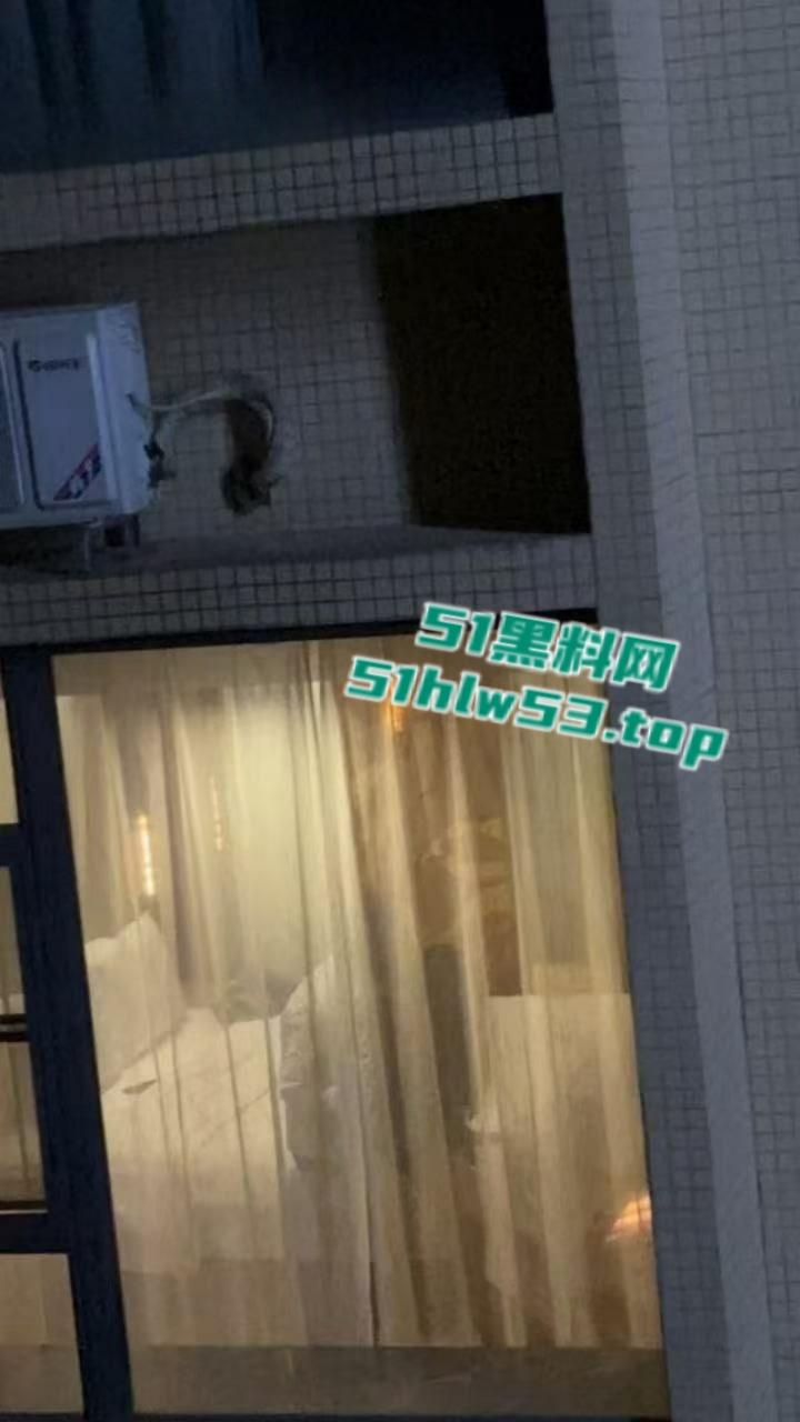 饥渴情侣隔窗激情交合，多体位打桩遭偷拍，妹子身材超火辣，观众比当事人还激动！  第2张
