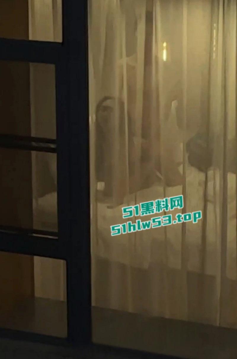 饥渴情侣隔窗激情交合，多体位打桩遭偷拍，妹子身材超火辣，观众比当事人还激动！  第3张