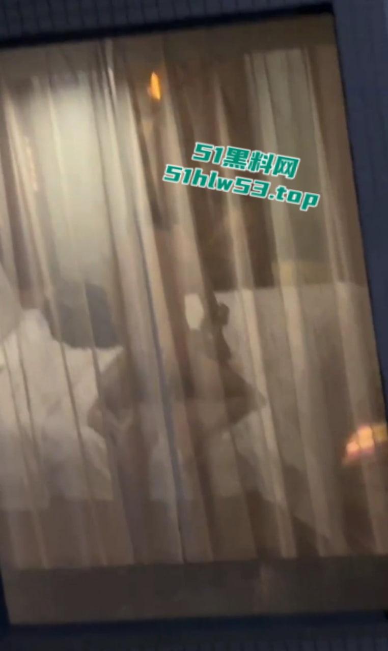 饥渴情侣隔窗激情交合，多体位打桩遭偷拍，妹子身材超火辣，观众比当事人还激动！  第4张