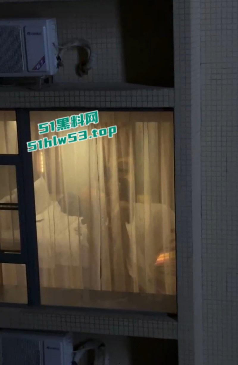 饥渴情侣隔窗激情交合，多体位打桩遭偷拍，妹子身材超火辣，观众比当事人还激动！  第5张