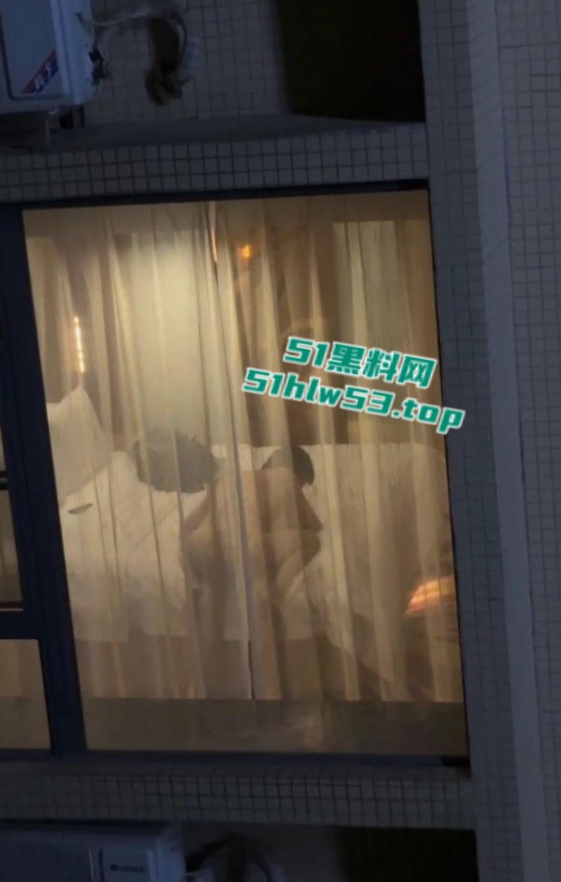 饥渴情侣隔窗激情交合，多体位打桩遭偷拍，妹子身材超火辣，观众比当事人还激动！  第6张