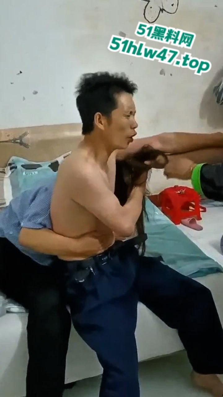 广西农村捉奸现场,大叔偷情同村妇女被妻子发现带人捉奸,不过这种货色的抓奸也是奇葩,老婆还是别人的好。 第4张 广西农村捉奸现场,大叔偷情同村妇女被妻子发现带人捉奸,不过这种货色的抓奸也是奇葩,老婆还是别人的好。 第4张