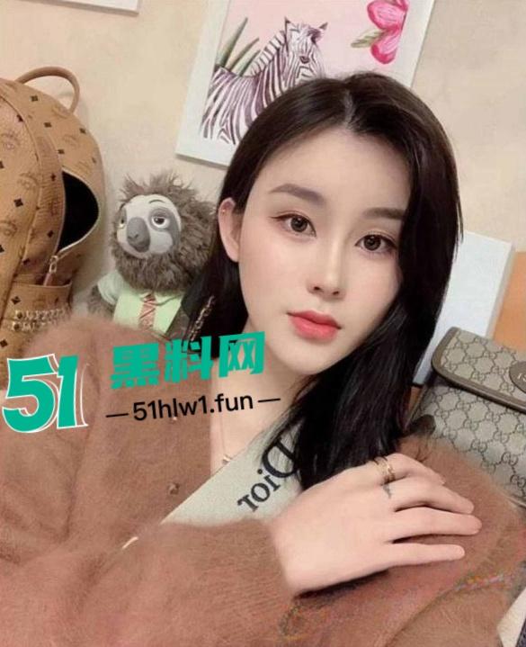 超美极品身材颜值于一体的平面模特的反差一面，背地里揉奶自慰求金主们操的一条小母狗。  第2张