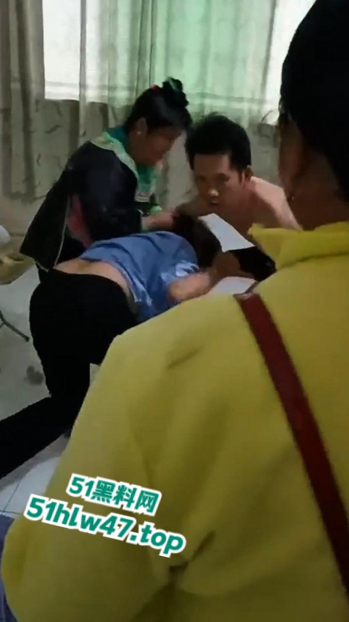 广西农村捉奸现场,大叔偷情同村妇女被妻子发现带人捉奸,不过这种货色的抓奸也是奇葩,老婆还是别人的好。 第6张 广西农村捉奸现场,大叔偷情同村妇女被妻子发现带人捉奸,不过这种货色的抓奸也是奇葩,老婆还是别人的好。 第6张