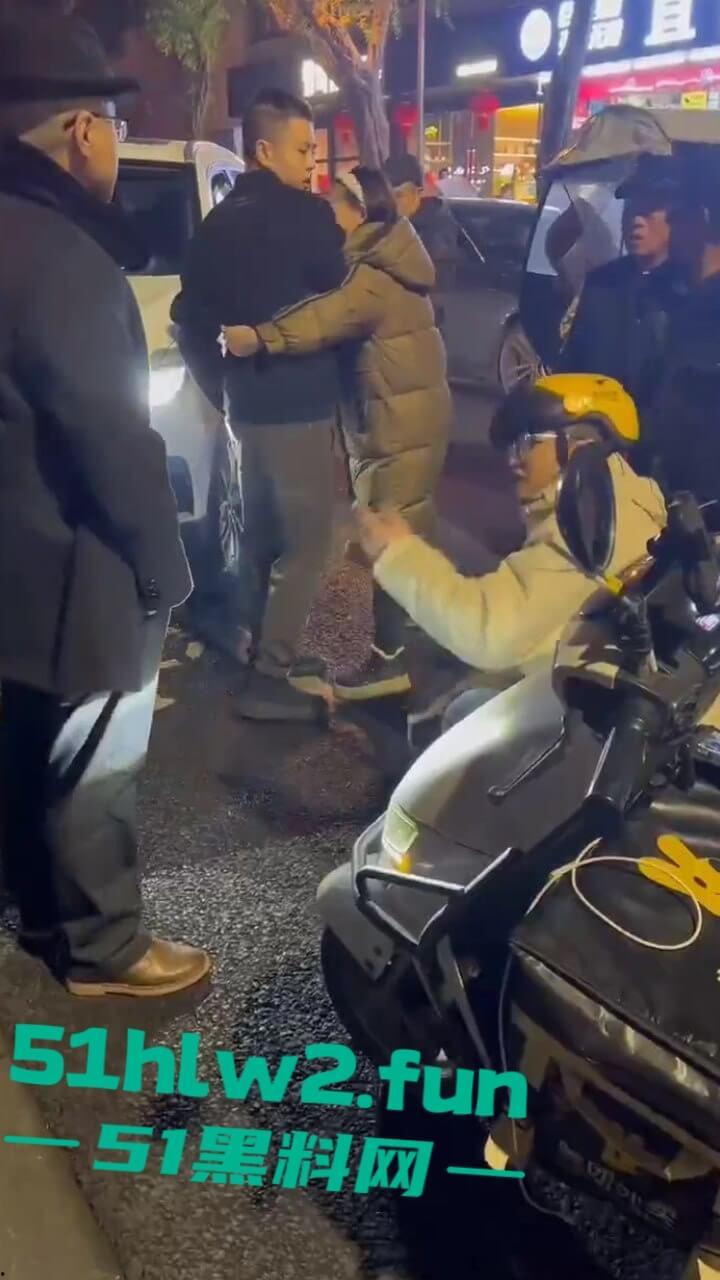 四川乐山奇葩男女,开个破吉利撞到外卖员下车辱骂对方,称自己是有钱人这逼装的能给满分。 第1张 四川乐山奇葩男女,开个破吉利撞到外卖员下车辱骂对方,称自己是有钱人这逼装的能给满分。 第1张