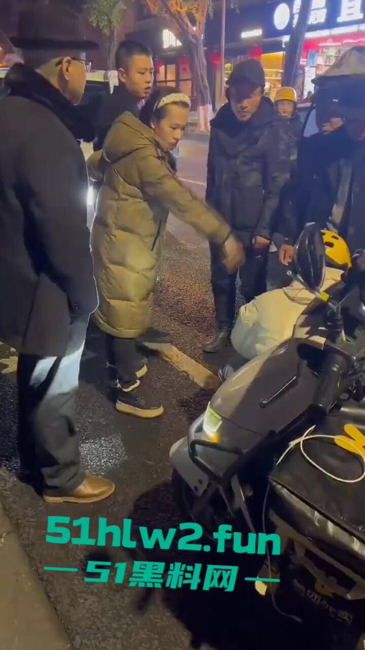 四川乐山奇葩男女,开个破吉利撞到外卖员下车辱骂对方,称自己是有钱人这逼装的能给满分。 第2张 四川乐山奇葩男女,开个破吉利撞到外卖员下车辱骂对方,称自己是有钱人这逼装的能给满分。 第2张