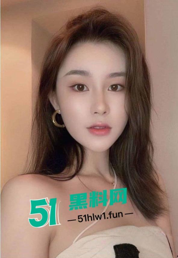 超美极品身材颜值于一体的平面模特的反差一面，背地里揉奶自慰求金主们操的一条小母狗。  第4张