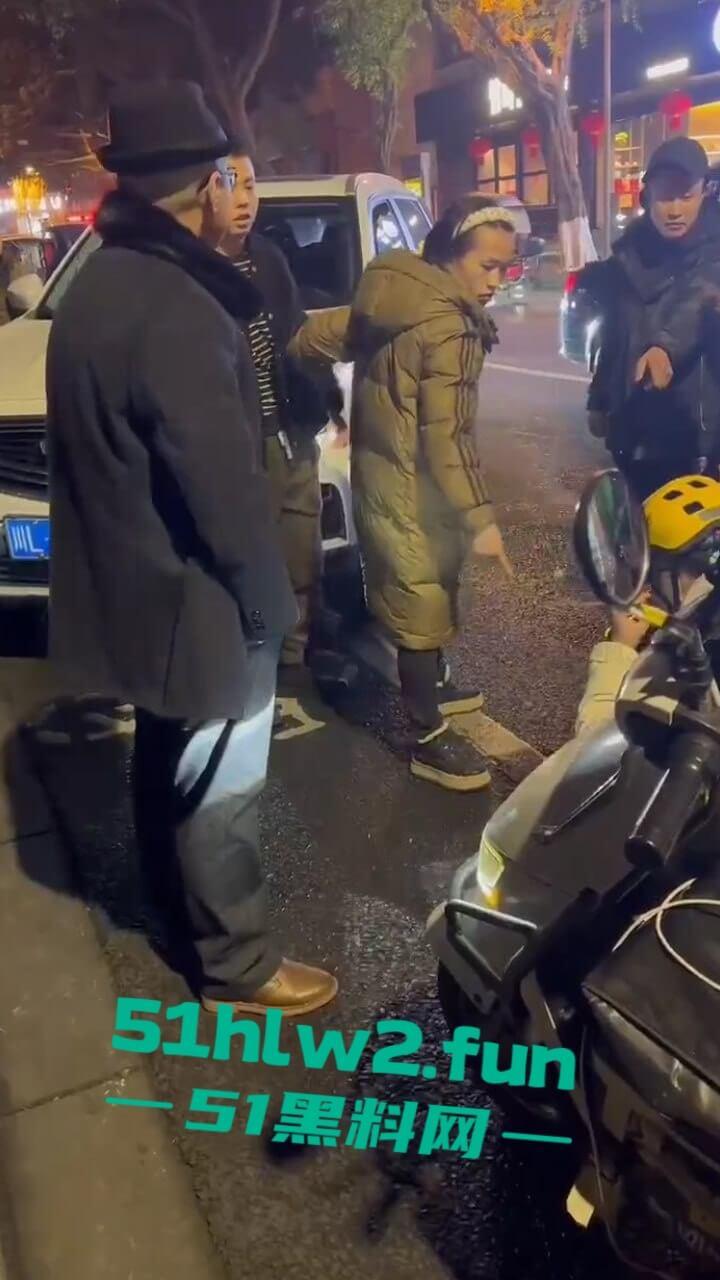 四川乐山奇葩男女,开个破吉利撞到外卖员下车辱骂对方,称自己是有钱人这逼装的能给满分。 第3张 四川乐山奇葩男女,开个破吉利撞到外卖员下车辱骂对方,称自己是有钱人这逼装的能给满分。 第3张