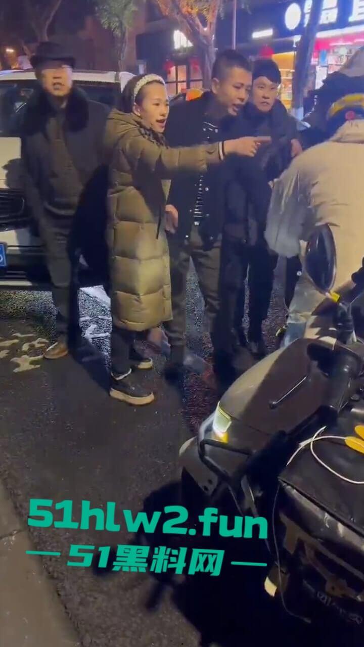 四川乐山奇葩男女,开个破吉利撞到外卖员下车辱骂对方,称自己是有钱人这逼装的能给满分。 第5张 四川乐山奇葩男女,开个破吉利撞到外卖员下车辱骂对方,称自己是有钱人这逼装的能给满分。 第5张