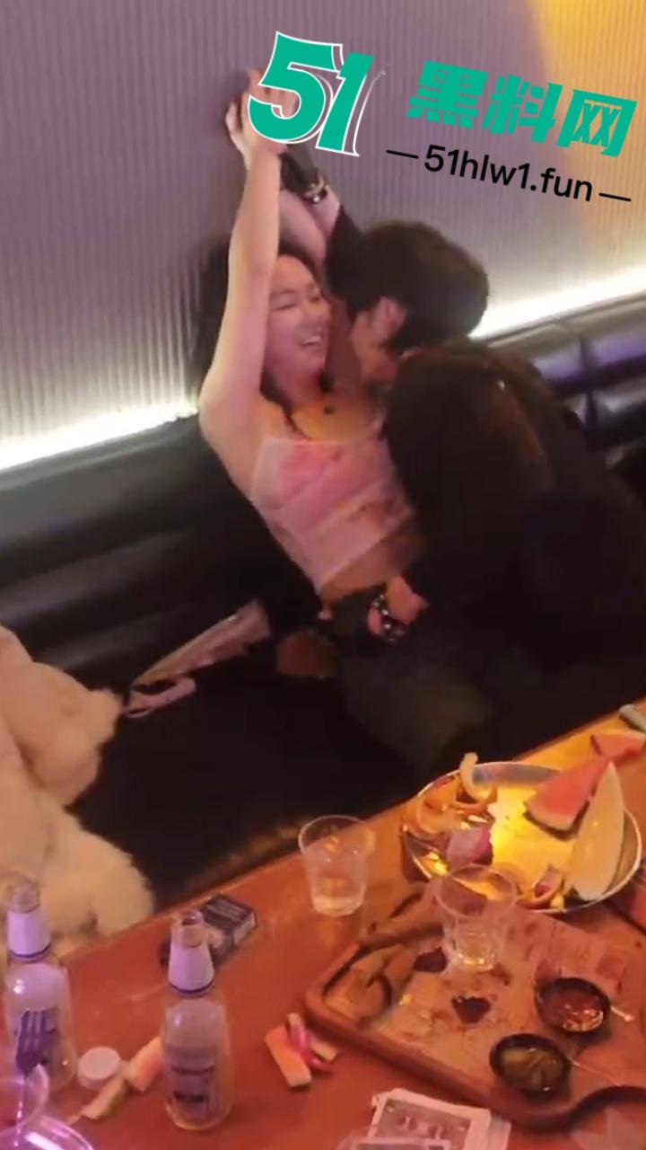 实拍上海商K富婆们的快乐生活,性感小富婆叫少爷裸露腹肌激情热舞,玩的富婆脸都红了。 第1张 实拍上海商K富婆们的快乐生活,性感小富婆叫少爷裸露腹肌激情热舞,玩的富婆脸都红了。 第1张