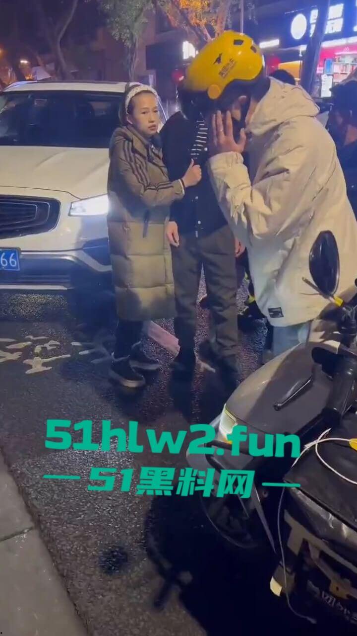 四川乐山奇葩男女,开个破吉利撞到外卖员下车辱骂对方,称自己是有钱人这逼装的能给满分。 第6张 四川乐山奇葩男女,开个破吉利撞到外卖员下车辱骂对方,称自己是有钱人这逼装的能给满分。 第6张