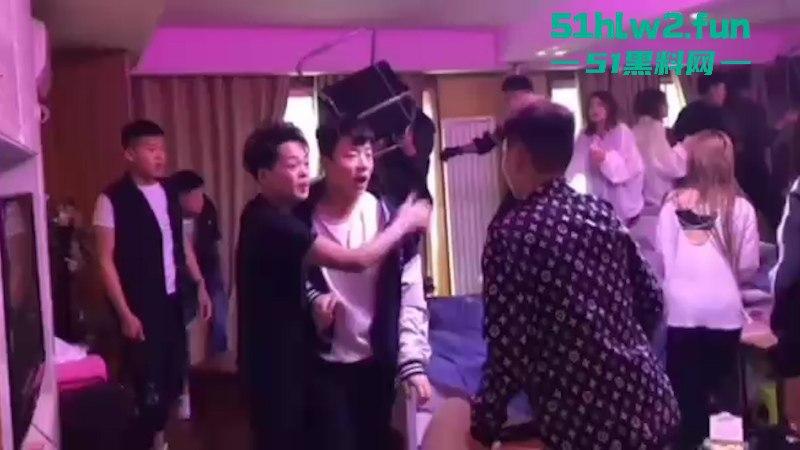 精神小伙情人节约操兄弟老婆被发现引发大混战,双拳难敌众手惨遭群殴现场视频曝光。 第1张 精神小伙情人节约操兄弟老婆被发现引发大混战,双拳难敌众手惨遭群殴现场视频曝光。 第1张