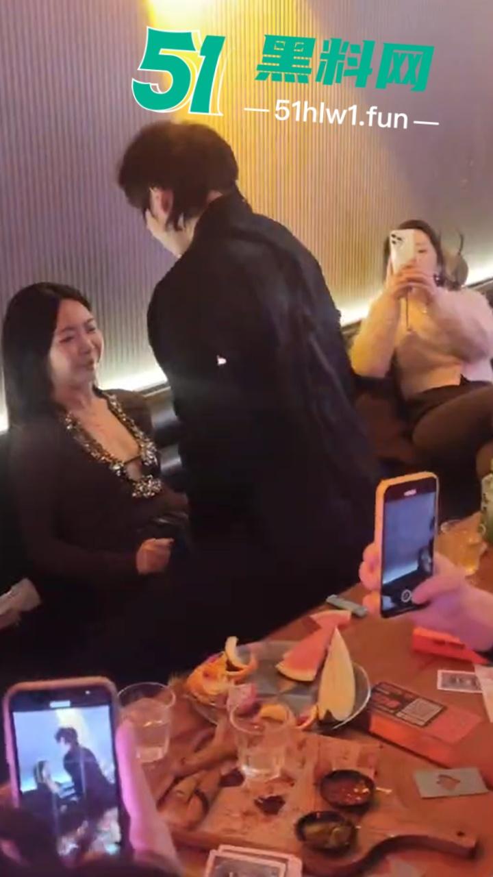 实拍上海商K富婆们的快乐生活,性感小富婆叫少爷裸露腹肌激情热舞,玩的富婆脸都红了。 第3张 实拍上海商K富婆们的快乐生活,性感小富婆叫少爷裸露腹肌激情热舞,玩的富婆脸都红了。 第3张