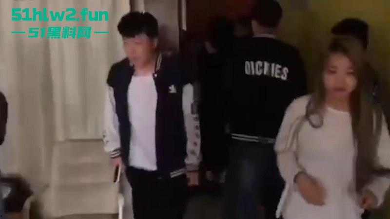 精神小伙情人节约操兄弟老婆被发现引发大混战,双拳难敌众手惨遭群殴现场视频曝光。 第3张 精神小伙情人节约操兄弟老婆被发现引发大混战,双拳难敌众手惨遭群殴现场视频曝光。 第3张