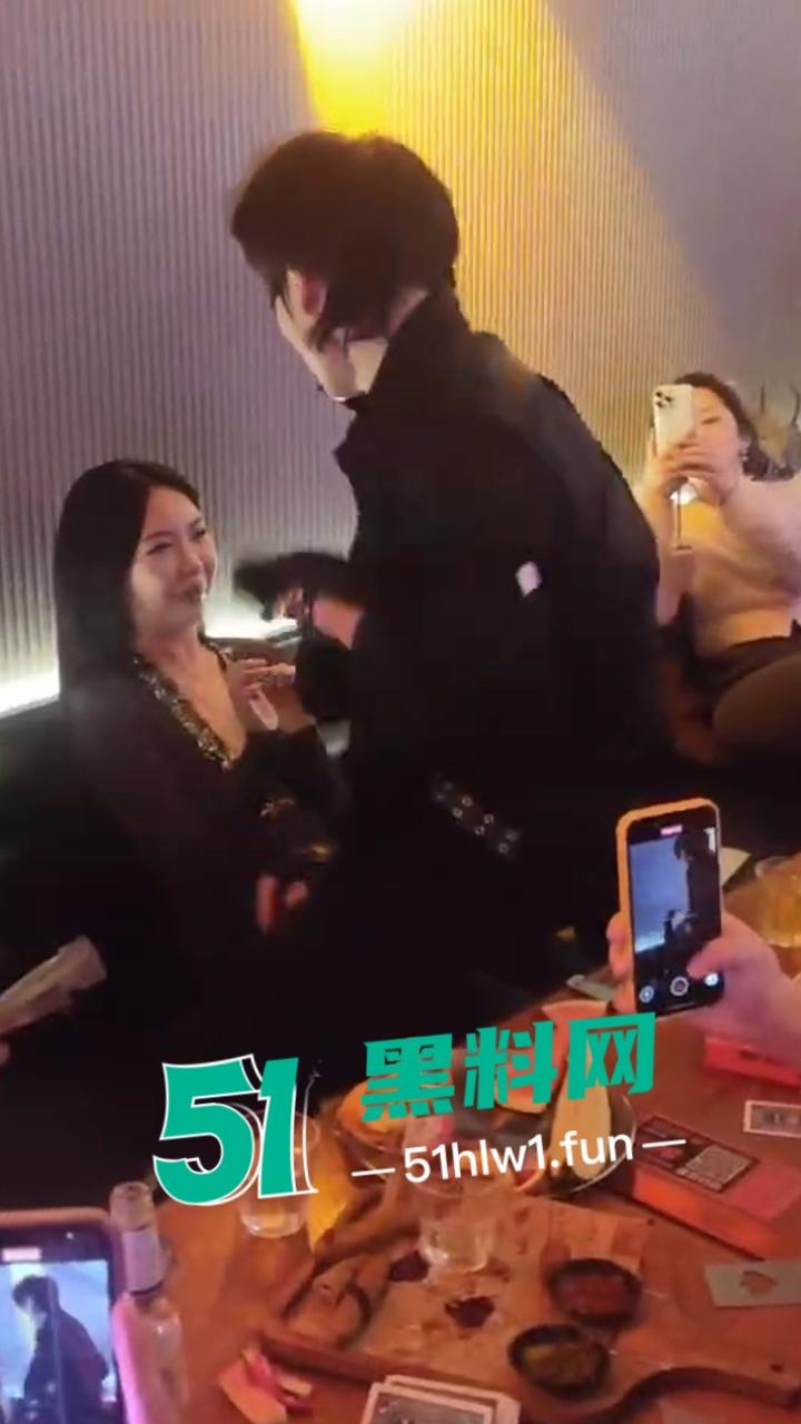 实拍上海商K富婆们的快乐生活,性感小富婆叫少爷裸露腹肌激情热舞,玩的富婆脸都红了。 第4张 实拍上海商K富婆们的快乐生活,性感小富婆叫少爷裸露腹肌激情热舞,玩的富婆脸都红了。 第4张