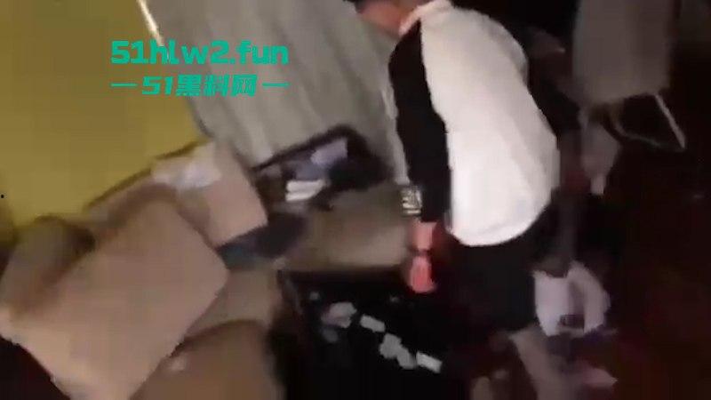 精神小伙情人节约操兄弟老婆被发现引发大混战,双拳难敌众手惨遭群殴现场视频曝光。 第5张 精神小伙情人节约操兄弟老婆被发现引发大混战,双拳难敌众手惨遭群殴现场视频曝光。 第5张