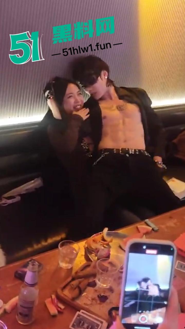 实拍上海商K富婆们的快乐生活,性感小富婆叫少爷裸露腹肌激情热舞,玩的富婆脸都红了。 第5张 实拍上海商K富婆们的快乐生活,性感小富婆叫少爷裸露腹肌激情热舞,玩的富婆脸都红了。 第5张