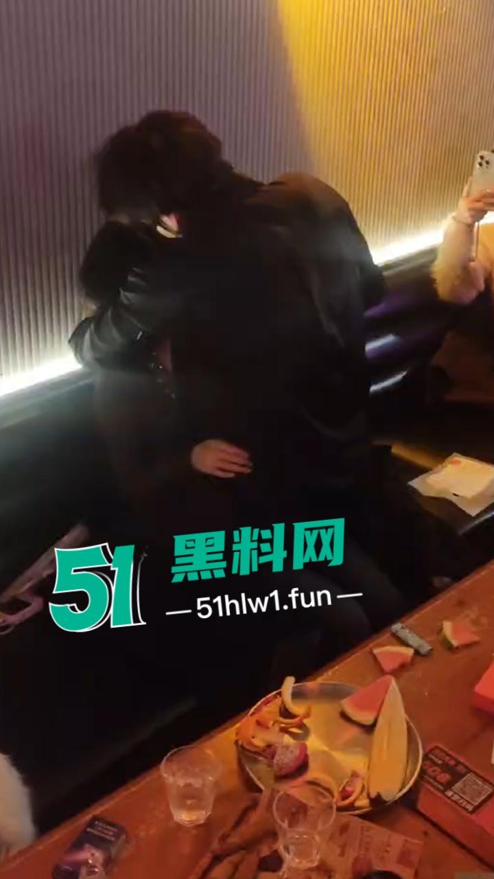 实拍上海商K富婆们的快乐生活,性感小富婆叫少爷裸露腹肌激情热舞,玩的富婆脸都红了。 第6张 实拍上海商K富婆们的快乐生活,性感小富婆叫少爷裸露腹肌激情热舞,玩的富婆脸都红了。 第6张