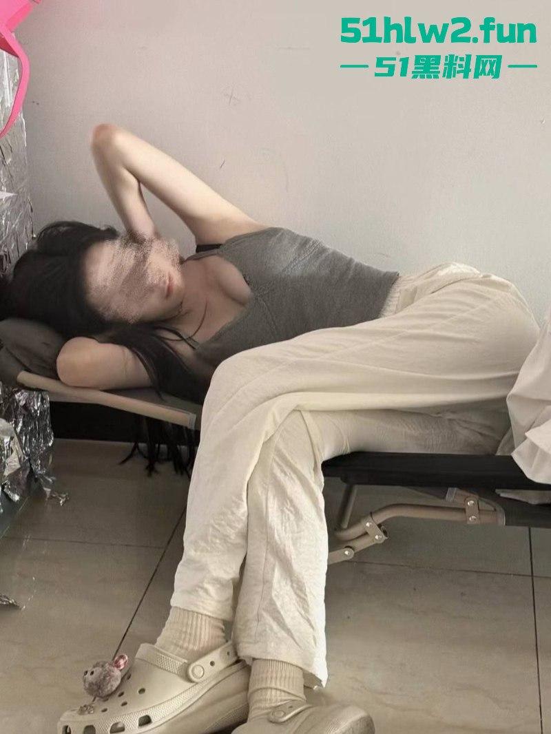 实名曝婊重庆师范学院【李璐君】爱玩约炮软件见面即可光速开房，巨乳蜜臀人骚又好上。  第2张