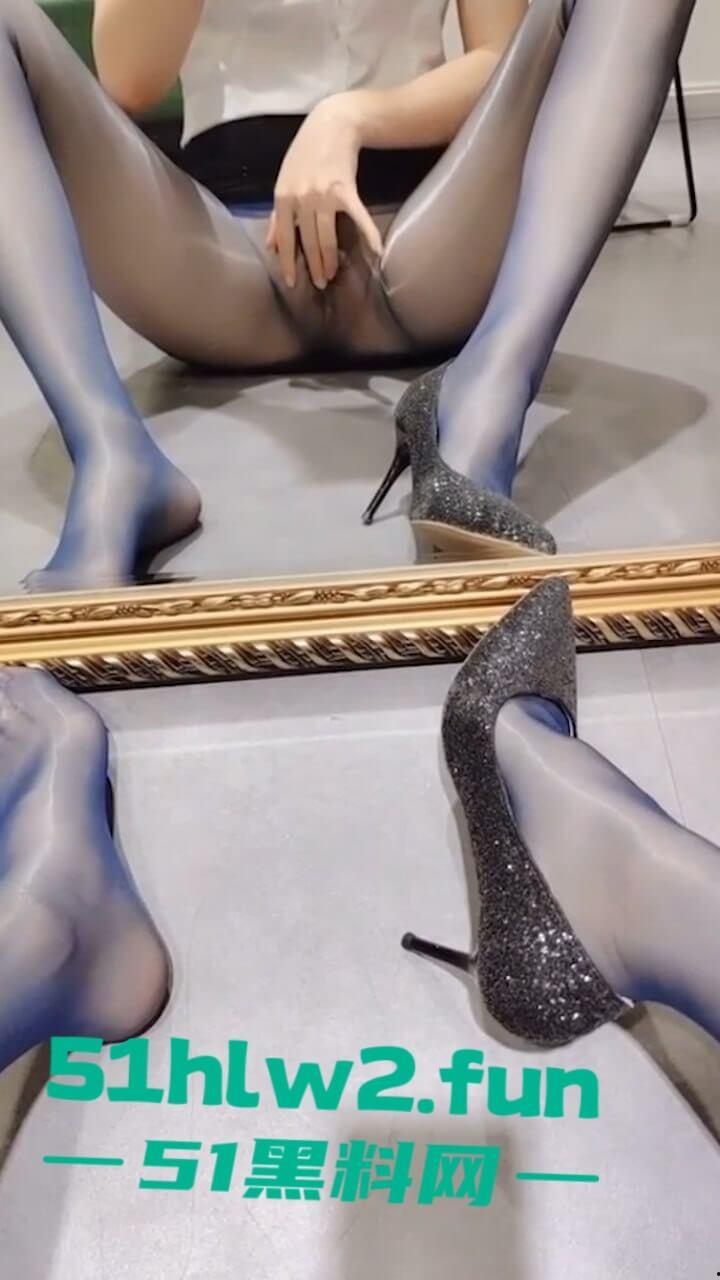 B站颜值网红【蜜桃花匠】身材超性感的反差婊，细腰大奶腿长逆天私下给粉丝送福利无内真空穿黑丝自慰福利。  第5张