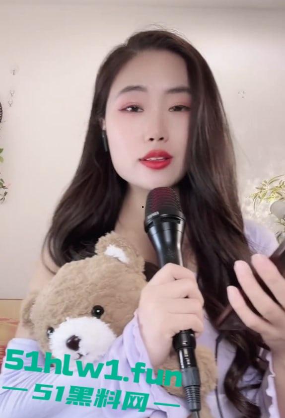 抖音小网红【屿菲】给榜一大哥定制骚视频,脱衣自慰又扭又叫,扭腰抠逼直冲镜头,骚鸡这回玩砸了! 第1张 抖音小网红【屿菲】给榜一大哥定制骚视频,脱衣自慰又扭又叫,扭腰抠逼直冲镜头,骚鸡这回玩砸了! 第1张