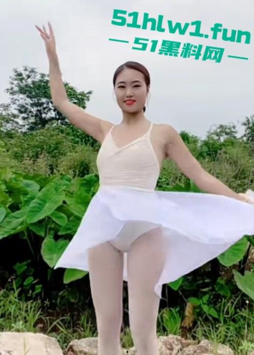 抖音小网红【屿菲】给榜一大哥定制骚视频,脱衣自慰又扭又叫,扭腰抠逼直冲镜头,骚鸡这回玩砸了! 第2张 抖音小网红【屿菲】给榜一大哥定制骚视频,脱衣自慰又扭又叫,扭腰抠逼直冲镜头,骚鸡这回玩砸了! 第2张