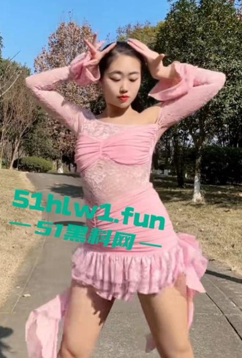 抖音小网红【屿菲】给榜一大哥定制骚视频,脱衣自慰又扭又叫,扭腰抠逼直冲镜头,骚鸡这回玩砸了! 第5张 抖音小网红【屿菲】给榜一大哥定制骚视频,脱衣自慰又扭又叫,扭腰抠逼直冲镜头,骚鸡这回玩砸了! 第5张