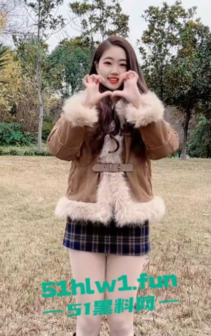 抖音小网红【屿菲】给榜一大哥定制骚视频,脱衣自慰又扭又叫,扭腰抠逼直冲镜头,骚鸡这回玩砸了! 第7张 抖音小网红【屿菲】给榜一大哥定制骚视频,脱衣自慰又扭又叫,扭腰抠逼直冲镜头,骚鸡这回玩砸了! 第7张